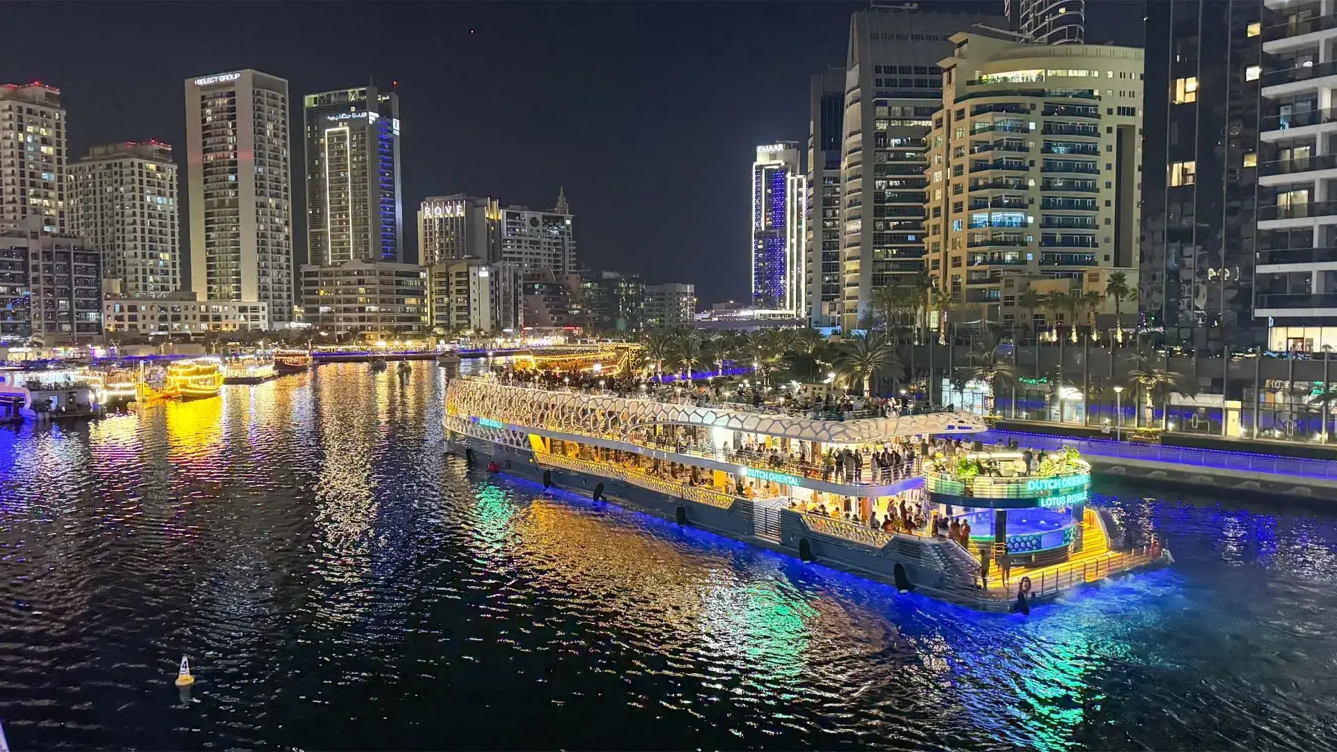 lotus-mega-yacht-dinner-cruise